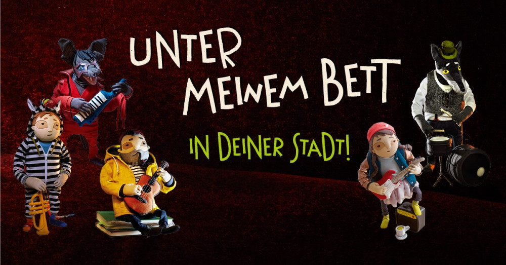 Tourgrafik von Unter Meinem Bett: Puppenartige Figuren mit Instrumenten halbkreisförmig angeordnet. Mitig steht: Unter Meinem Bett, in deiner Stadt!