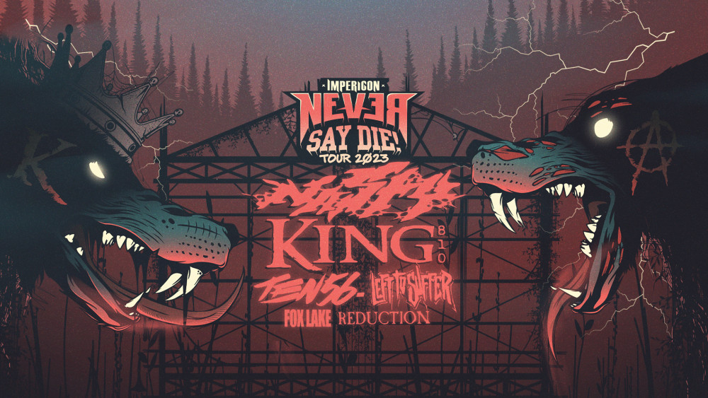 Im Hintergrund de Bildes ist ein Wald zu sehen, davor ein Stahlgerüst und die Aufschrift "Impericon Never say die! Tour 2023", sowie das Line-up. Von rechts und links schauen sich zwei Werwölfe mit leuchtenden Augen und weit geöffneten Mäulern an, aus denen spitze Zähne und lange Zungen hervorragen.