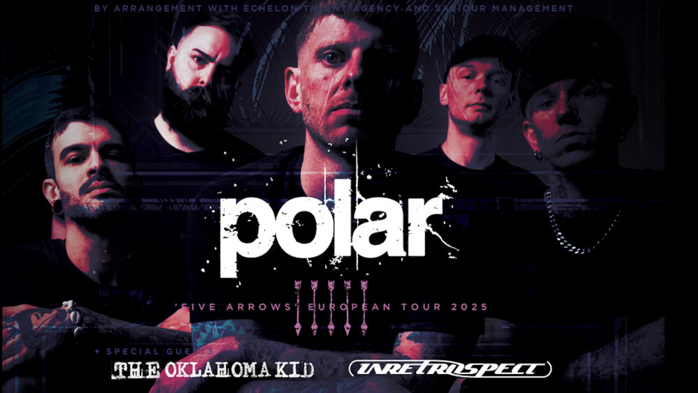 Auf dem Bild sieht man die Gesichter von fünf männlich gelesenen Personen. Alle schauen ernst nach vorne. Unter dem Schriftzug Polar steht FIVE ARROWS EUROPEAN TOUR 2025