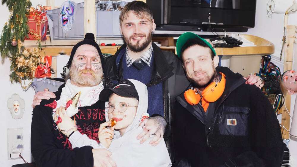 Das Bild ist eine art Collage mit vielen Personen drauf. Zu sehen ist zum Beispiel Elvis. Allgemein sind viele Köpfe von berühmten Personen zu sehen