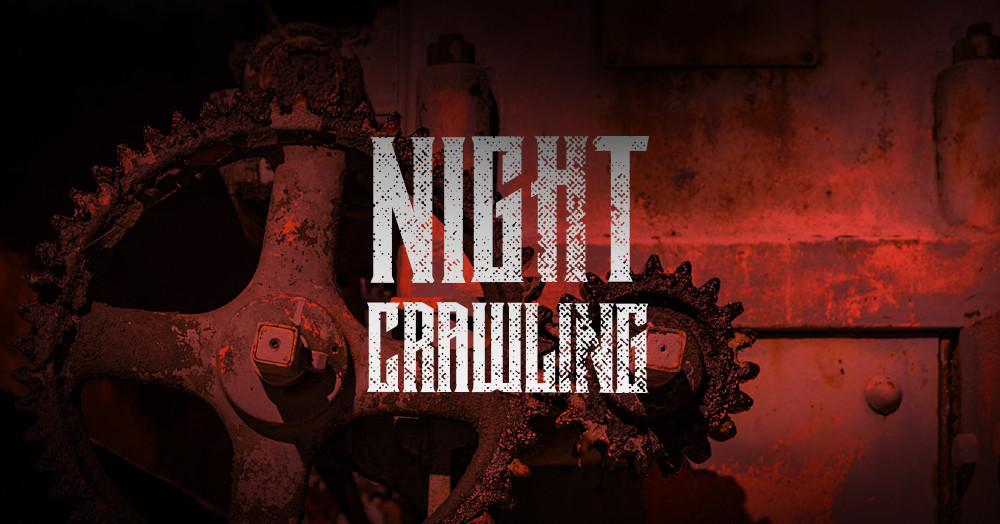 Im Hintergrund is ein Zahnrad zu sehen. Links ein großes und daneben ein kleineres. In der Mitte steht Night Crawling