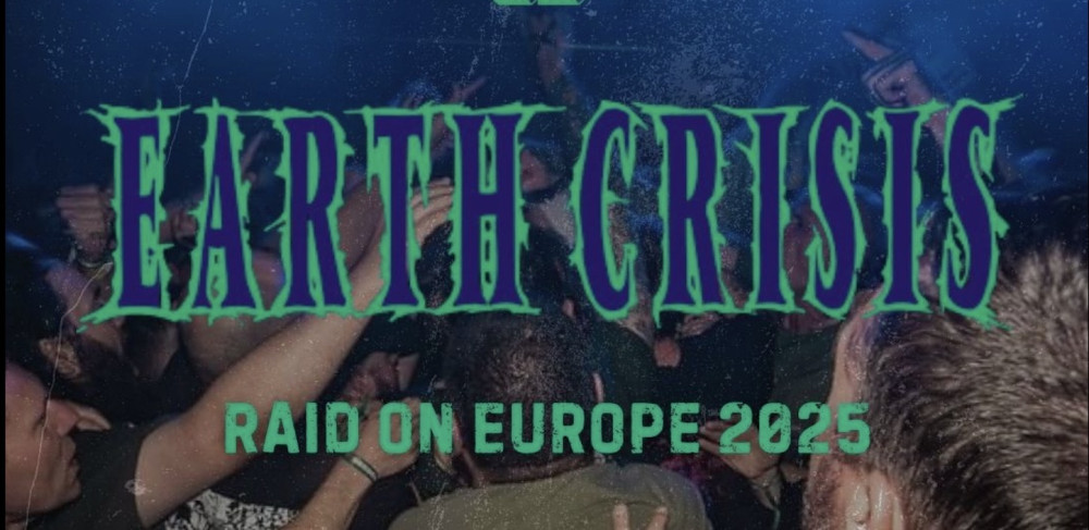 Das Logo von Earth Crisis ist Blau mit grüner flammender Umrandung und der grünen Unterschrift Raid on Europe 2025. Der Hintergrund beseht aus Köpfen und Händen, die wie Publikum auf einem Konzert wirken.