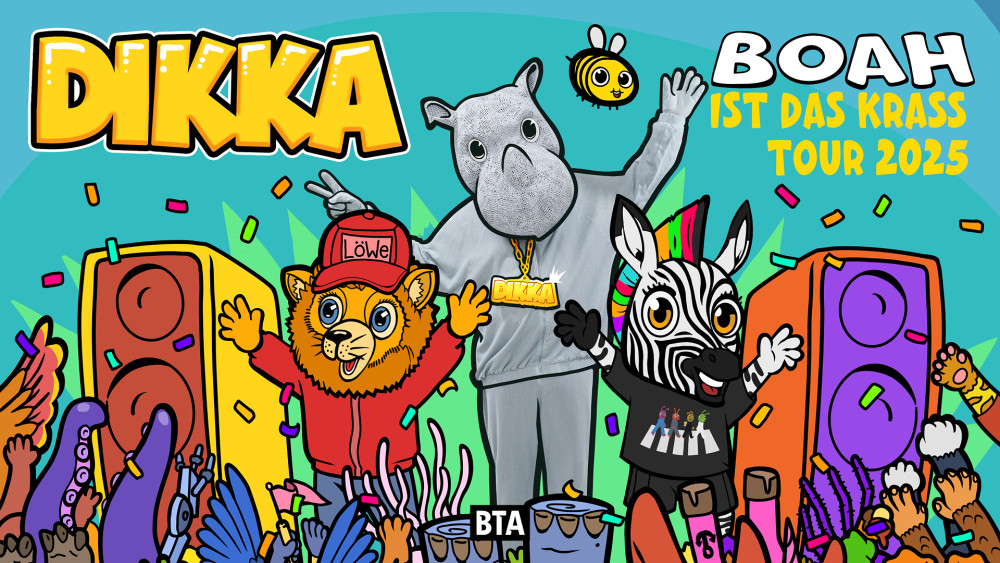 Auf dem Bild ist ein Löwe, Nashorn und ein Zebra zu sehen die auf der Bühne, neben zwei Bassboxen stehen und bejubelt werde.
Der Hintergrund ist türkis und der Rest des Bildes ist mit bunten Farben versehen.