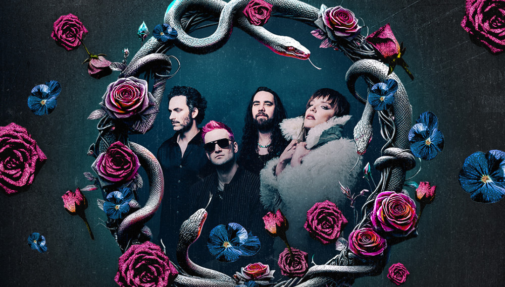 Auf dem Bild sind vier Personen zu erkennen, wovon 3 männlich gelesen und eine weiblich gelesen werden. Diese werden umrahmt. Der Rahmen hat eine runde Öffnung, die mit silbernen Schlangen, pinken Rosen und blauen Veilchen verziert ist. Alle sind dunkel bekleidet bis auf die weibliche gelesene Person, sie ist trägt weiß.