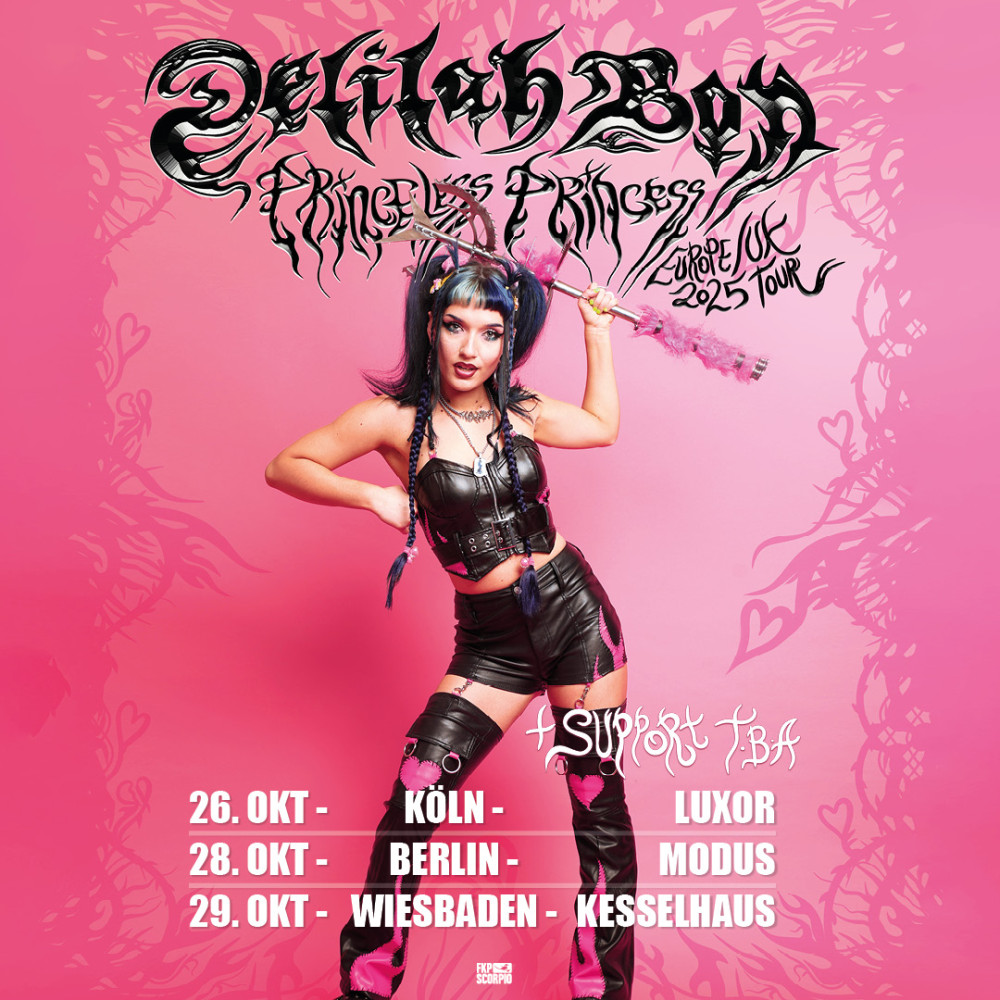 Auf dem Bild ist eine weiblich gelesene Person zu sehen. Die Person hat lange Haare und zwei Zöpfe. Sie hat die eine Hand in die Seite gestemmt und der andere Arm ist in der Luft mit einer Stange in der Hand.