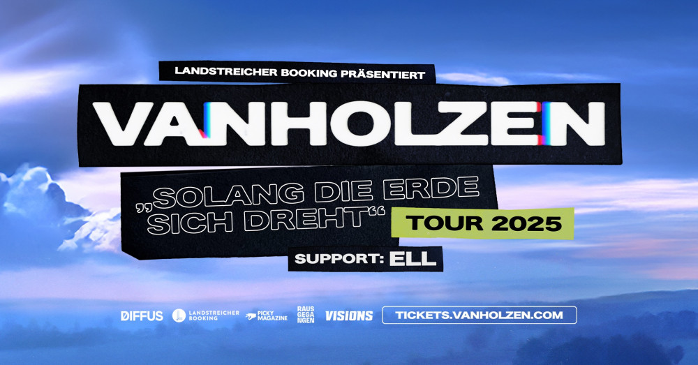 Hinter einem atmosphärischen blauen Hintergrund steht in schwarz-weißer Schrift übereinander platziert "Landstreicher booking präsentiert Vanholzen "Solang die Erde sich dreht". Rechts neben der Schrift ist in grünschwarz "Tour 2025" abbgebildet. Darunter, kleiner, "Diffus", "Landstreicher Booking", "Picky Magazine", "Vision" und "Tickets.Vanholzen.com".