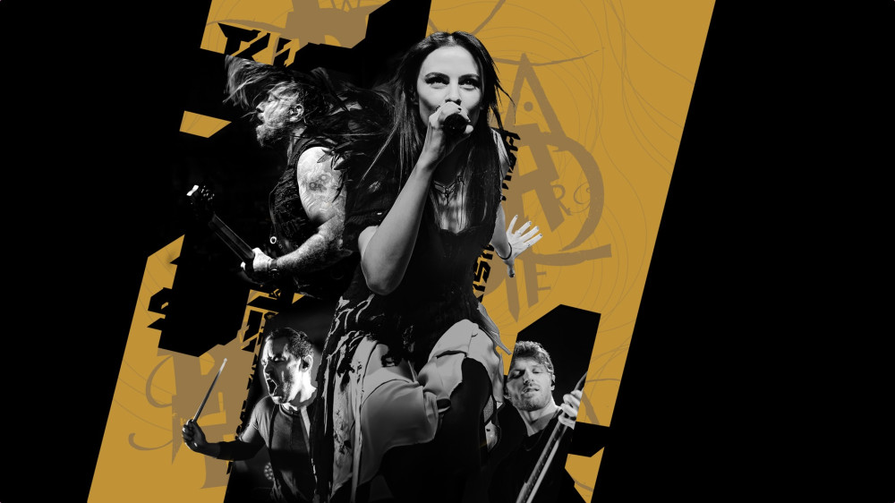 Auf dem Bild sind vier Personen zu sehen. Die weiblich gelesene Person vorne hat lange Haare ist in der hocke, hält ein Mikrofon in der rechten Hand und singt. Die Person links oben is von der Seite zu sehen, hat lange haare, singt und spielt Gitarre. Die Person unten links hat die Haare zu einem Dutt gebunden, hat eine Drumstick in der rechten Hand und schreit. Die Person unten rechts hat kurze Haare und spielt Gitarre.